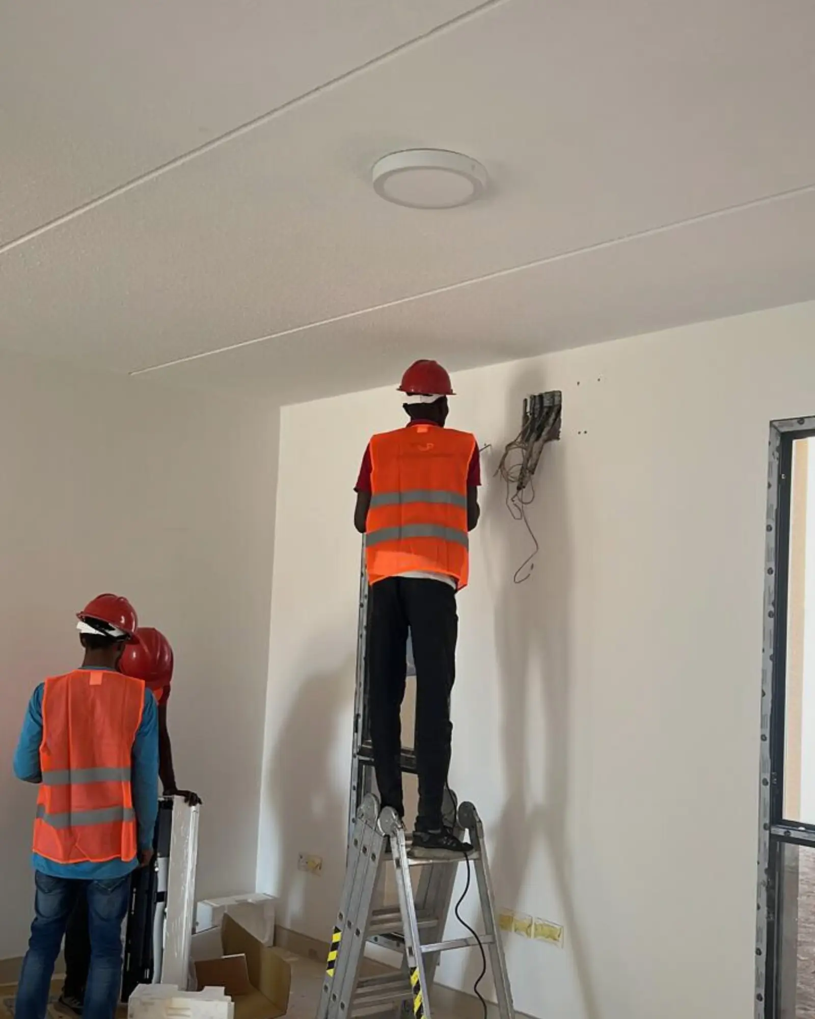 مشروع تركيبات كهربائية