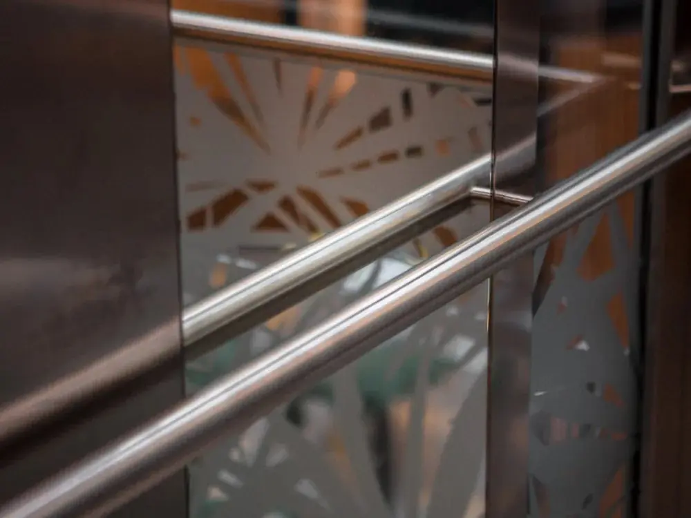 الزجاج والألمنيوم والدربزين